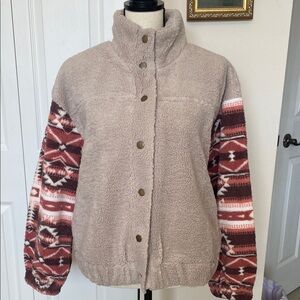 NWT HEM & THREAD WOMEN'S BEIGE SHERPA JACKET WITH PATTERNED SLEEVES. SIZE SMALL.